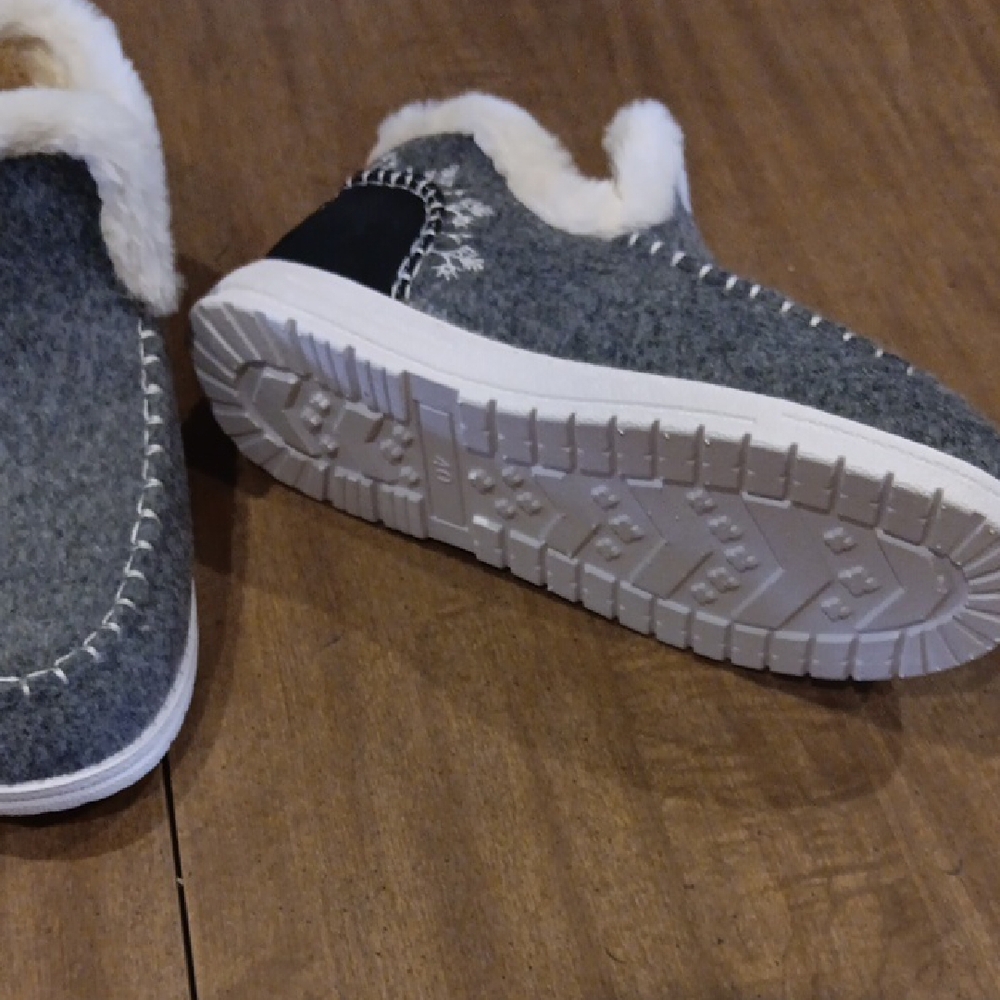 Gray Fleece-Lined Women's Moccasins - Picture 2 of 8